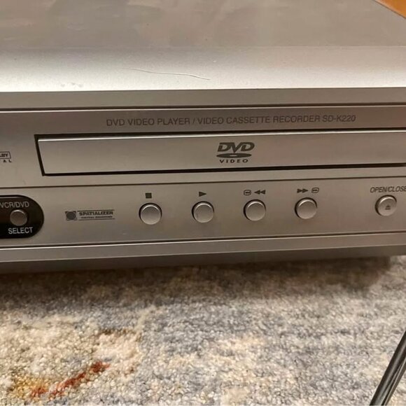 PRE-OWNED TOSHIBA VCR/DVD PLAYER COMBO - Picture 2 of 4